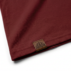 Detalle de la camiseta granate con etiqueta de cuero Wokha