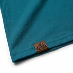 Detalle de la camiseta turquesa con etiqueta Wokha