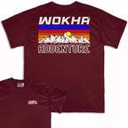 Camiseta Wokha Organic Mountain Adventure Granate con espalda protagonista y frontal superpuesto abajo a la izquierda, recortado por el borde