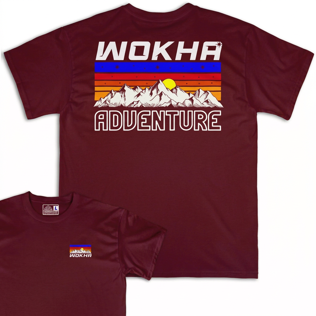 Camiseta Wokha Organic Mountain Adventure Granate con espalda protagonista y frontal superpuesto abajo a la izquierda, recortado por el borde
