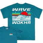 Camiseta Wokha Organic Wave Turquesa con espalda grande y frontal superpuesto sobre fondo blanco