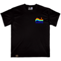 Frontal de la camiseta Wokha Organic Adventure Negra con pequeño diseño multicolor de montañas y sol