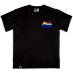 Frontal de la camiseta Wokha Organic Adventure Negra con pequeño diseño multicolor de montañas y sol