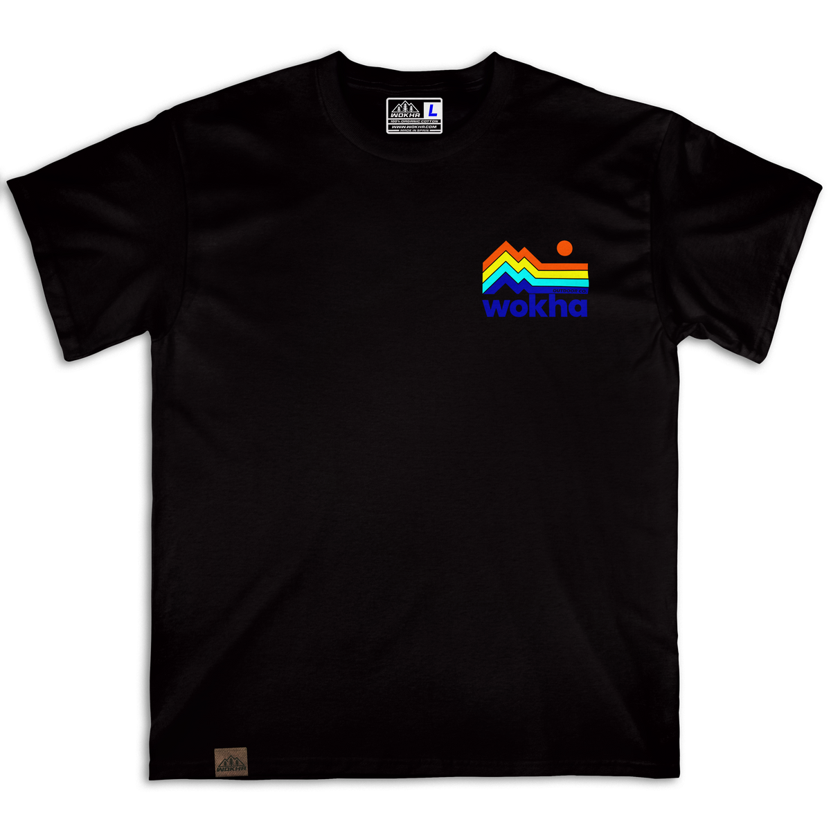 Frontal de la camiseta Wokha Organic Adventure Negra con pequeño diseño multicolor de montañas y sol
