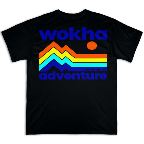 Espalda de la camiseta Wokha Organic Adventure Negra con montañas en franjas multicolor y texto wokha adventure