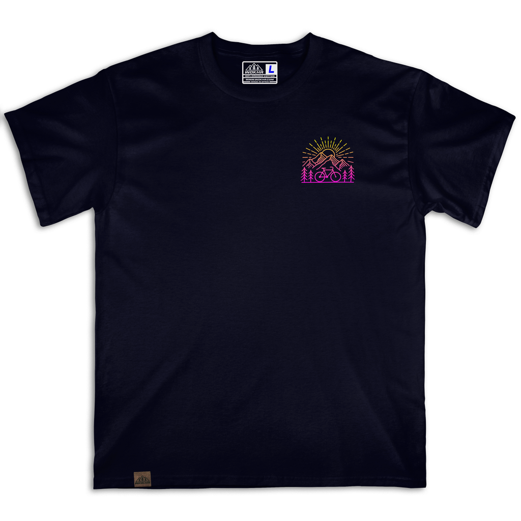 Frontal de la camiseta Wokha Organic Ride & Explore negra con pequeño diseño de bicicleta y montañas