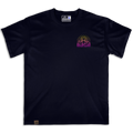 Frontal de la camiseta Wokha Organic Ride & Explore negra con pequeño diseño de bicicleta y montañas