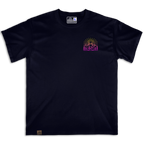 Frontal de la camiseta Wokha Organic Ride & Explore negra con pequeño diseño de bicicleta y montañas