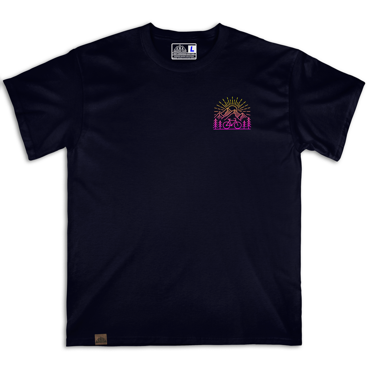 Frontal de la camiseta Wokha Organic Ride & Explore negra con pequeño diseño de bicicleta y montañas