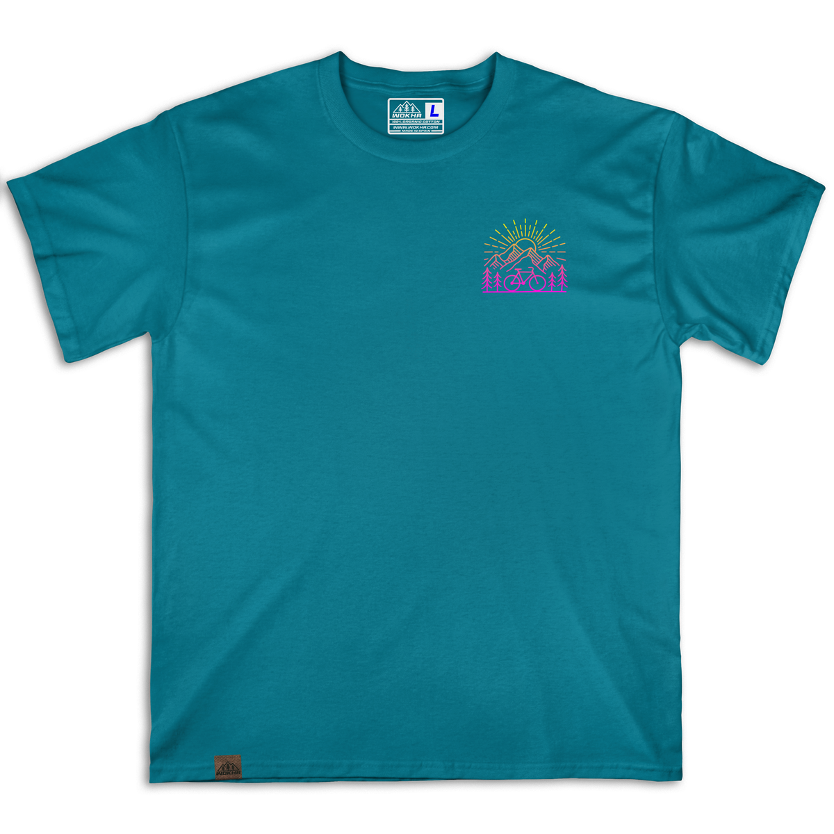 Frontal de la camiseta Wokha Organic Ride & Explore turquesa con ilustración pequeña en el pecho