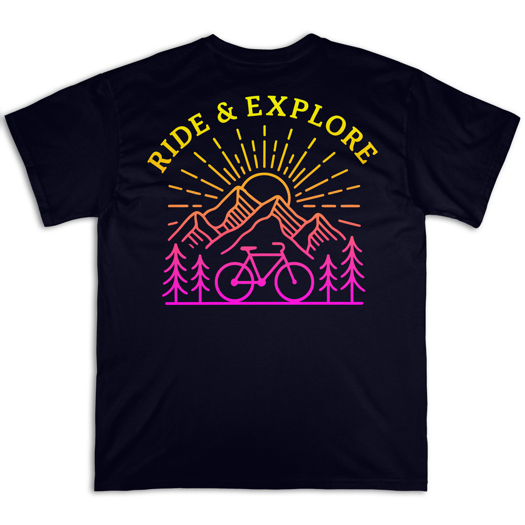 Espalda de la camiseta Wokha Organic Ride & Explore negra con bicicleta, bosque y montañas y texto Ride & Explore