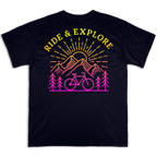 Espalda de la camiseta Wokha Organic Ride & Explore negra con bicicleta, bosque y montañas y texto Ride & Explore