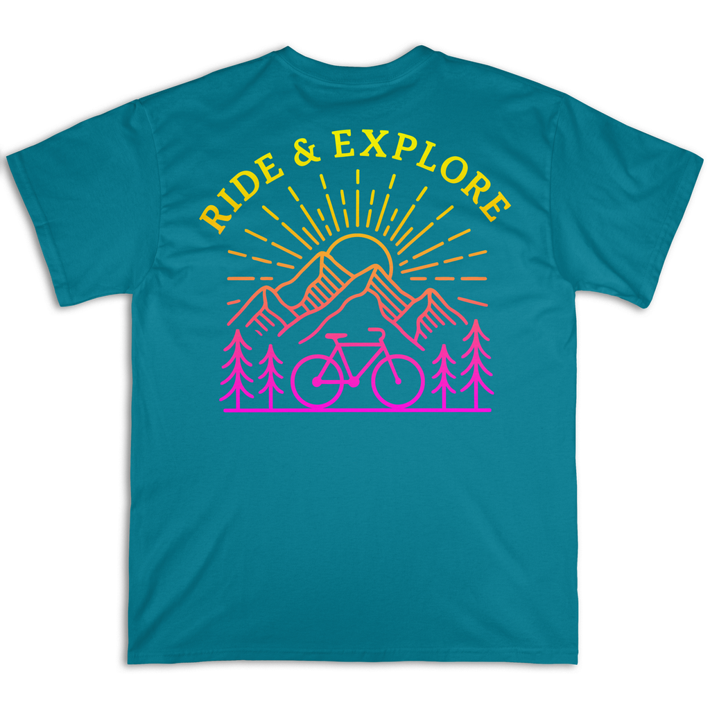 Espalda de la camiseta Wokha Organic Ride & Explore turquesa con bicicleta, pinos y montañas