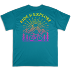 Espalda de la camiseta Wokha Organic Ride & Explore turquesa con bicicleta, pinos y montañas