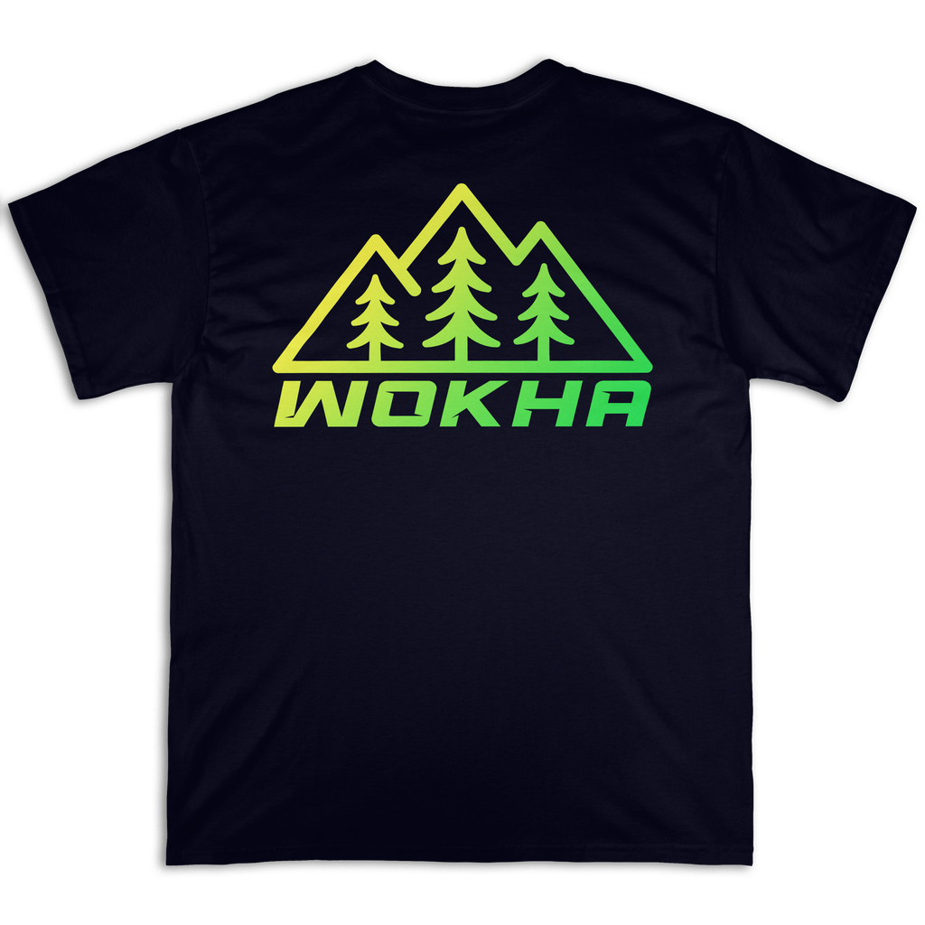 Espalda de la camiseta negra Wokha con emblema de montañas y pinos en degradado amarillo y verde