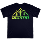 Espalda de la camiseta negra Wokha con emblema de montañas y pinos en degradado amarillo y verde