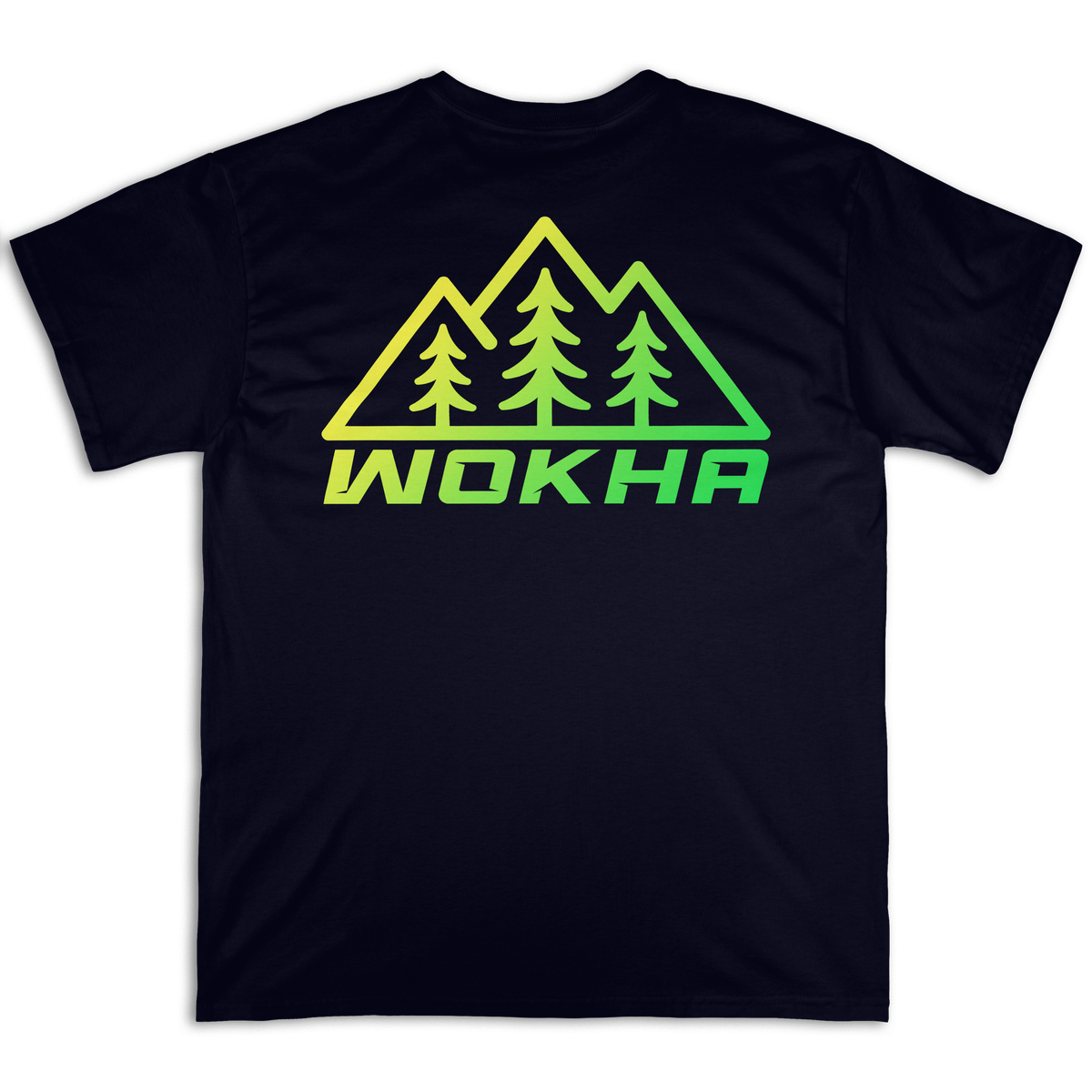 Espalda de la camiseta negra Wokha con emblema de montañas y pinos en degradado amarillo y verde