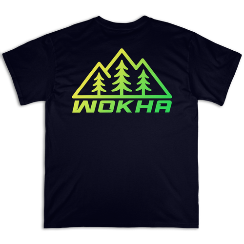 Espalda de la camiseta negra Wokha con emblema de montañas y pinos en degradado amarillo y verde