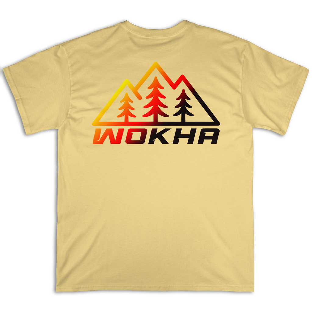 Espalda de la camiseta Wokha Organic Degradado Arena con montañas, pinos y logotipo en degradado amarillo, naranja, rojo y negro