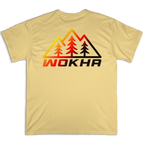 Espalda de la camiseta Wokha Organic Degradado Arena con montañas, pinos y logotipo en degradado amarillo, naranja, rojo y negro