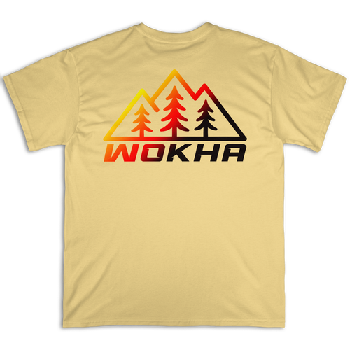 Espalda de la camiseta Wokha Organic Degradado Arena con montañas, pinos y logotipo en degradado amarillo, naranja, rojo y negro