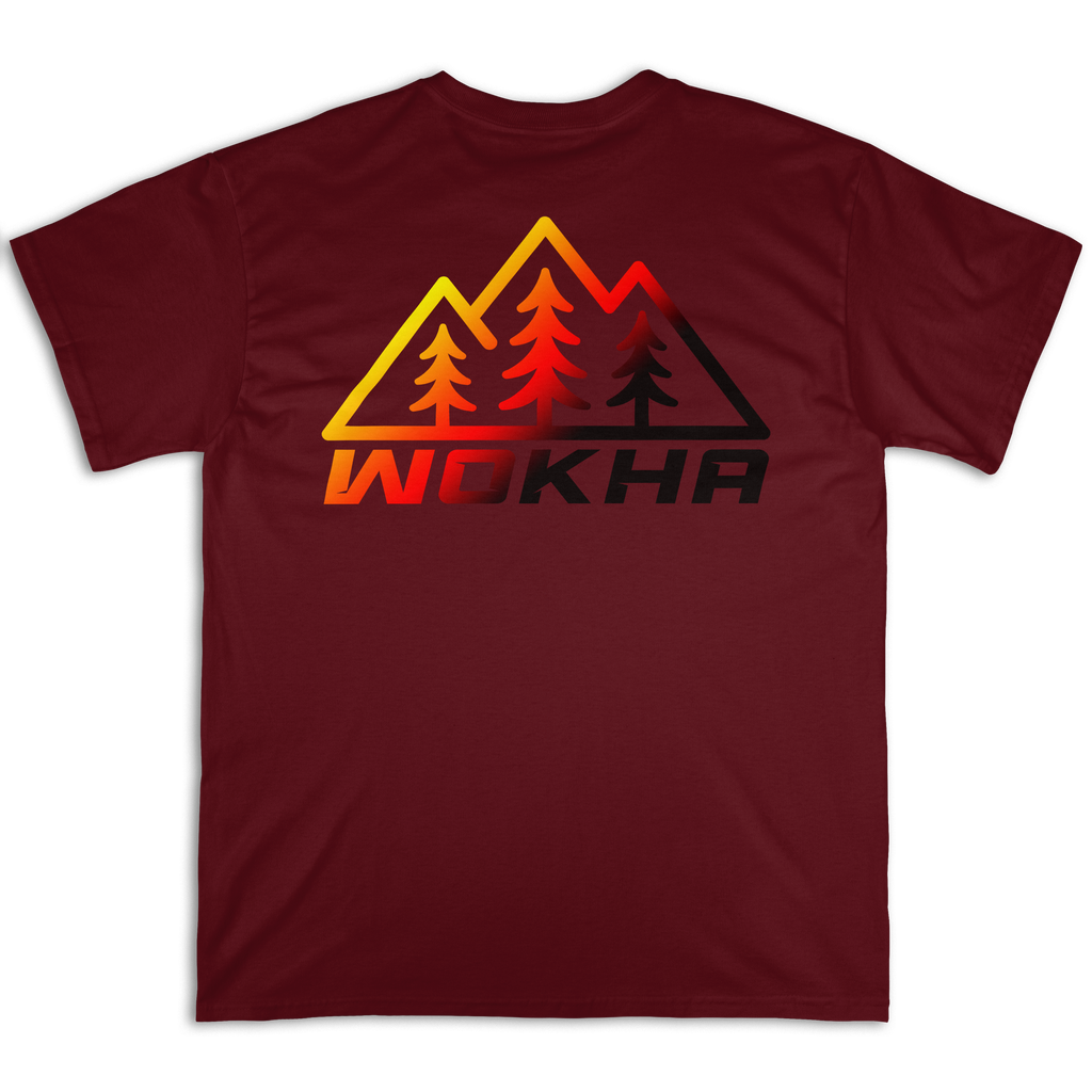 Espalda de la camiseta Wokha Organic Degradado Granate con emblema de montañas y pinos en degradado