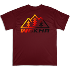 Espalda de la camiseta Wokha Organic Degradado Granate con emblema de montañas y pinos en degradado