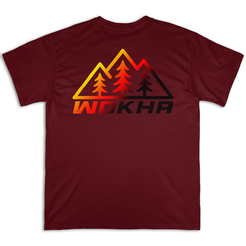 Espalda de la camiseta Wokha Organic Degradado Granate con emblema de montañas y pinos en degradado