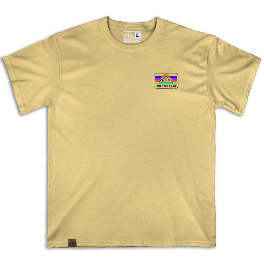 Frontal de la camiseta Wokha Organic Estrella Arena con pequeño emblema multicolor en el pecho