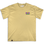 Frontal de la camiseta Wokha Organic Estrella Arena con pequeño emblema multicolor en el pecho