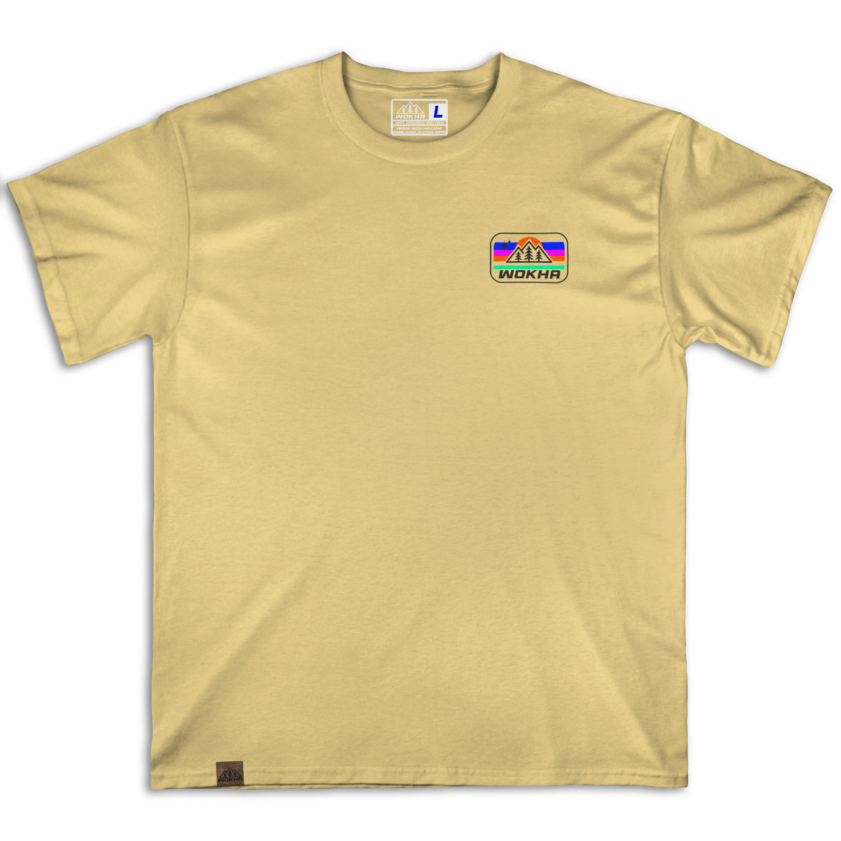 Frontal de la camiseta Wokha Organic Estrella Arena con pequeño emblema multicolor en el pecho