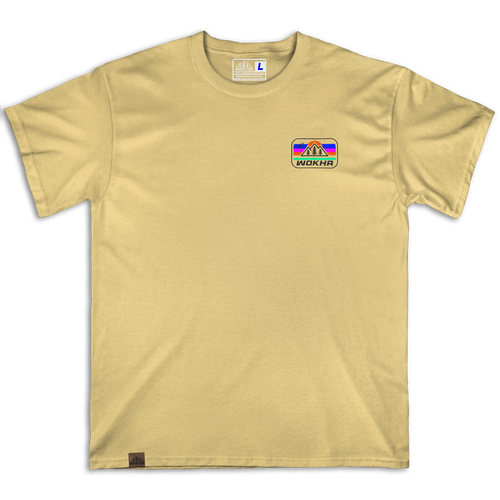 Frontal de la camiseta Wokha Organic Estrella Arena con pequeño emblema multicolor en el pecho