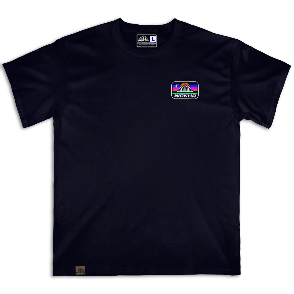 Frontal de la camiseta Wokha Organic Estrella Negra con pequeño emblema multicolor en el pecho
