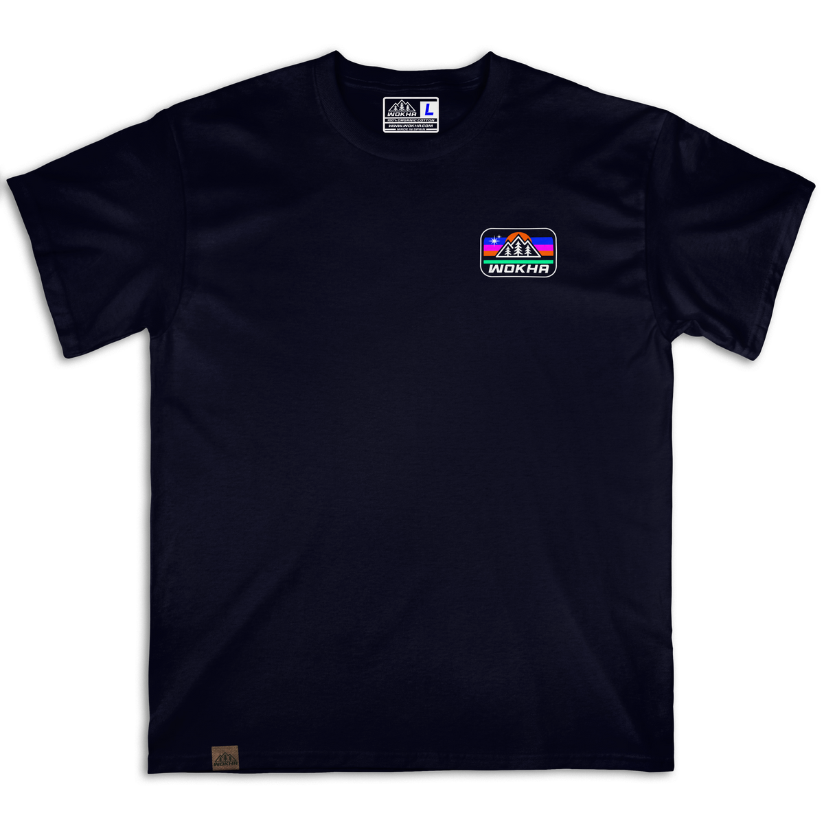 Frontal de la camiseta Wokha Organic Estrella Negra con pequeño emblema multicolor en el pecho