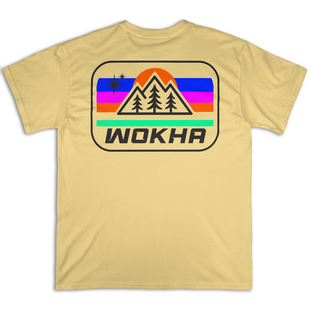 Espalda de la camiseta Wokha Organic Estrella Arena con montañas, pinos, sol y estrellas en un emblema multicolor