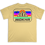 Espalda de la camiseta Wokha Organic Estrella Arena con montañas, pinos, sol y estrellas en un emblema multicolor