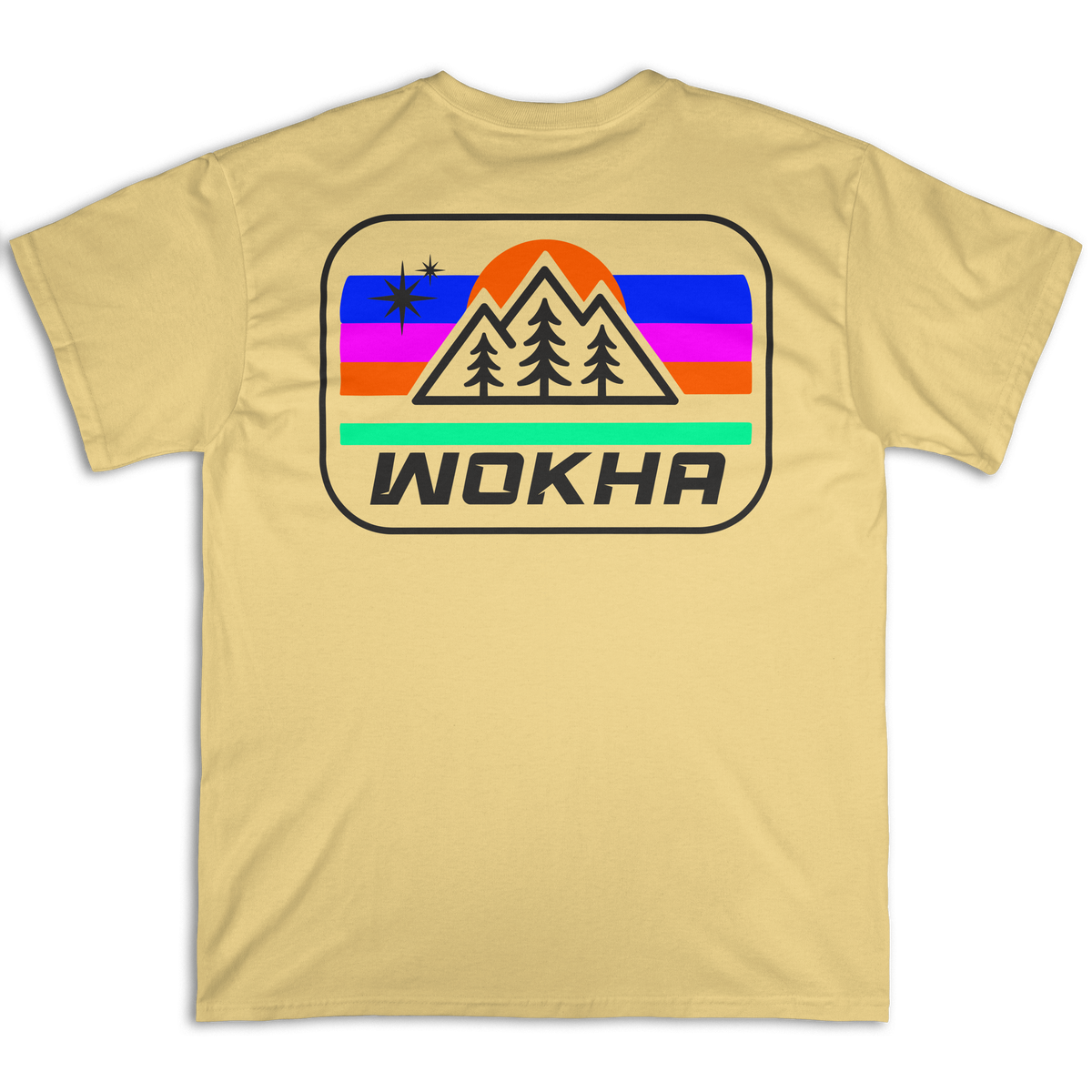Espalda de la camiseta Wokha Organic Estrella Arena con montañas, pinos, sol y estrellas en un emblema multicolor