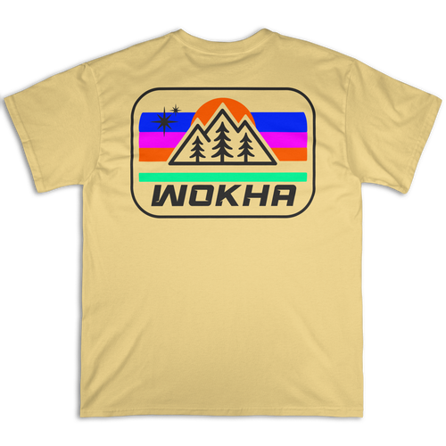 Espalda de la camiseta Wokha Organic Estrella Arena con montañas, pinos, sol y estrellas en un emblema multicolor