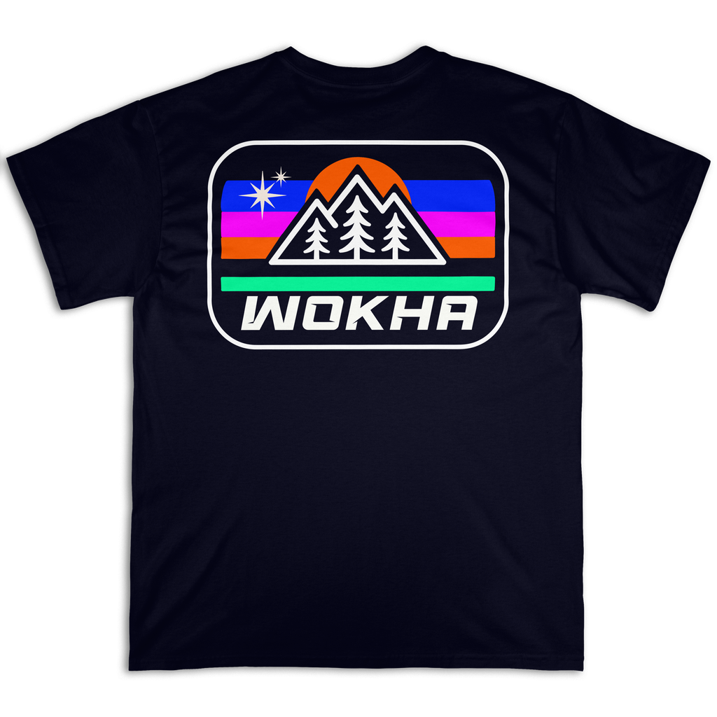 Espalda de la camiseta Wokha Organic Estrella Negra con montañas, pinos y estrellas blancos y franjas multicolor