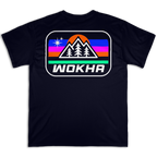 Espalda de la camiseta Wokha Organic Estrella Negra con montañas, pinos y estrellas blancos y franjas multicolor