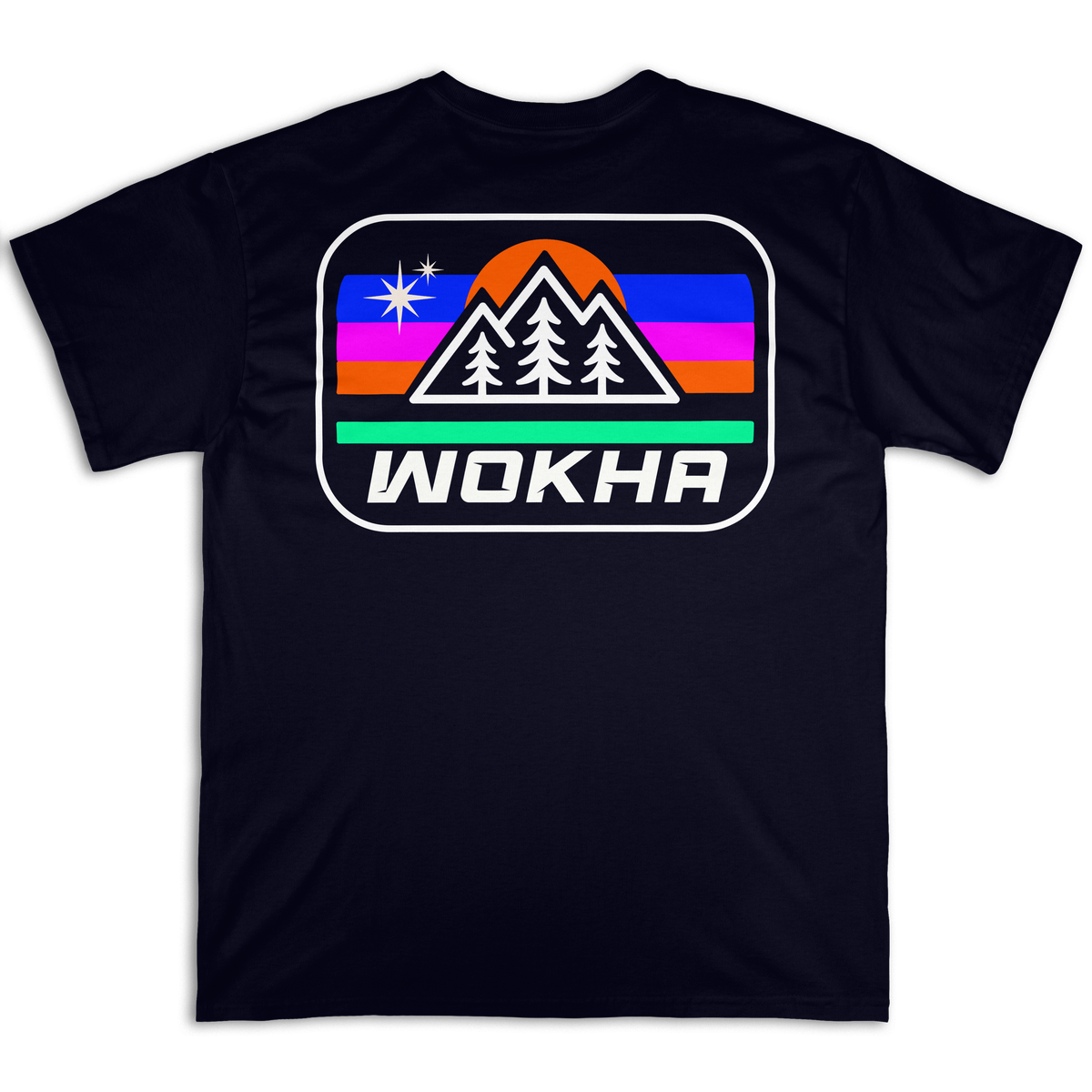 Espalda de la camiseta Wokha Organic Estrella Negra con montañas, pinos y estrellas blancos y franjas multicolor