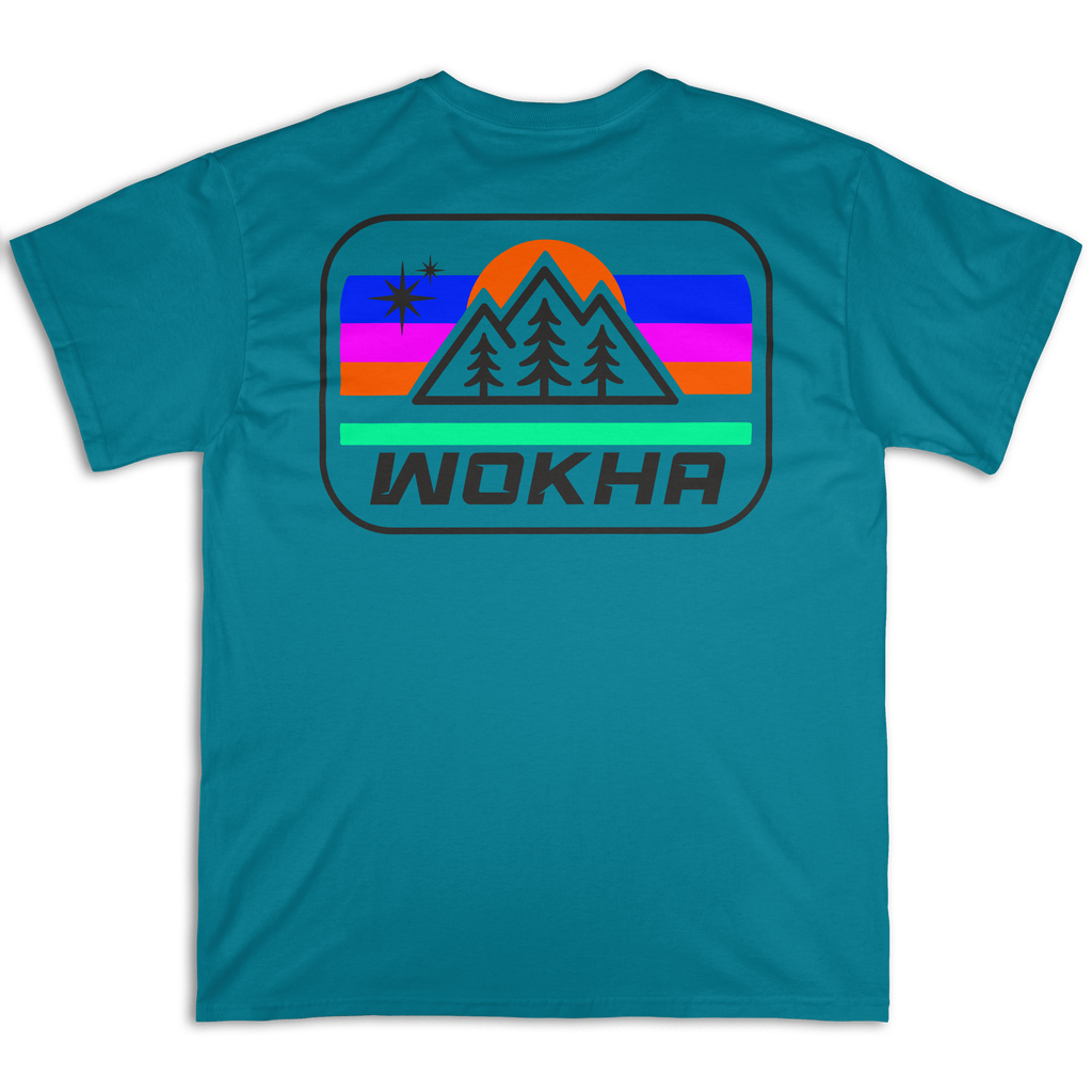 Espalda de la camiseta Wokha Organic Estrella Turquesa con montañas, pinos, sol y estrella en un emblema multicolor