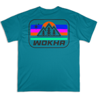 Espalda de la camiseta Wokha Organic Estrella Turquesa con montañas, pinos, sol y estrella en un emblema multicolor