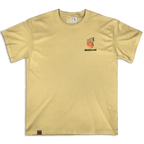 Frontal de la camiseta Wokha Organic Lobo Arena con pequeño diseño de lobo y nombre Wokha