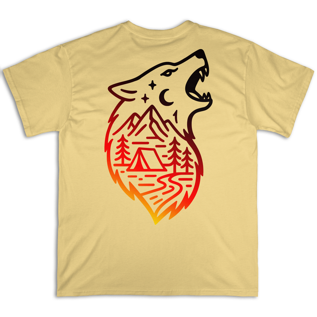 Espalda de la camiseta Wokha Organic Lobo Arena con lobo en degradado y paisaje de montañas, pinos, tienda de campaña y río