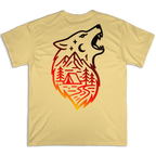 Espalda de la camiseta Wokha Organic Lobo Arena con lobo en degradado y paisaje de montañas, pinos, tienda de campaña y río