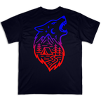 Espalda de la camiseta Wokha Organic Lobo Negra con lobo azul, violeta y rojo que contiene montañas, pinos, tienda y río