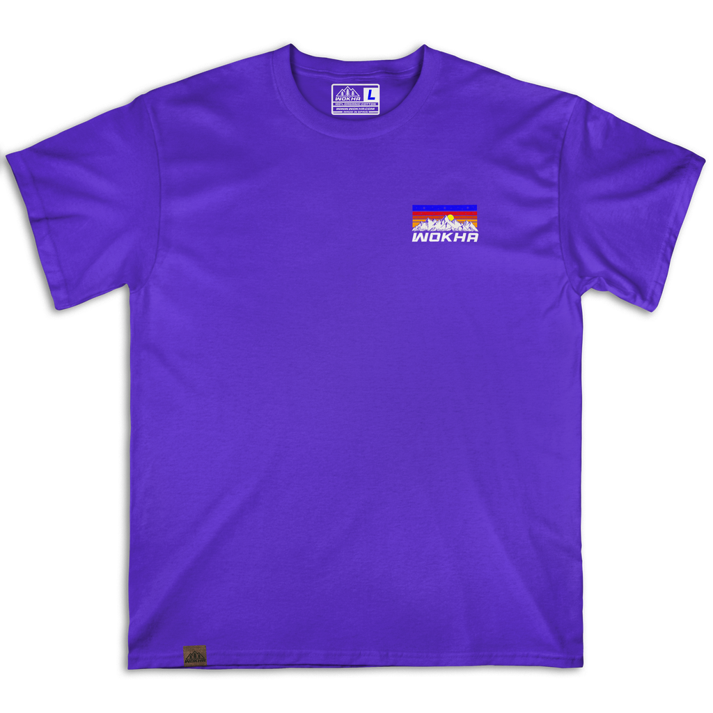 Frontal de la camiseta Wokha Organic Mountain Adventure Morada con pequeño paisaje de montañas en el pecho