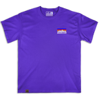 Frontal de la camiseta Wokha Organic Mountain Adventure Morada con pequeño paisaje de montañas en el pecho