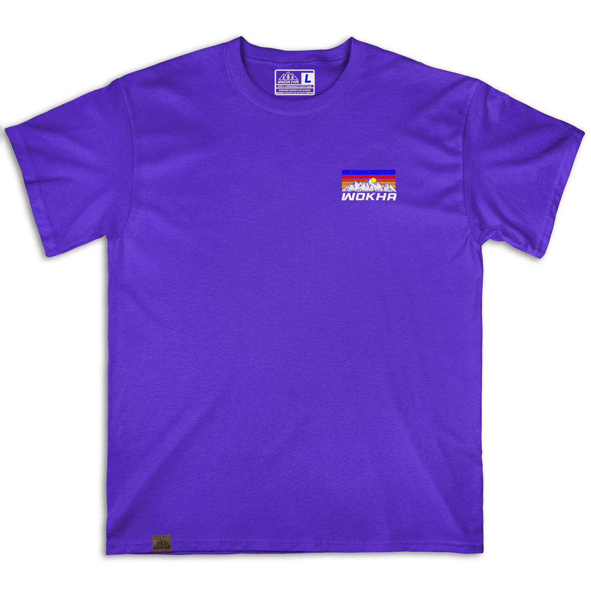 Frontal de la camiseta Wokha Organic Mountain Adventure Morada con pequeño paisaje de montañas en el pecho